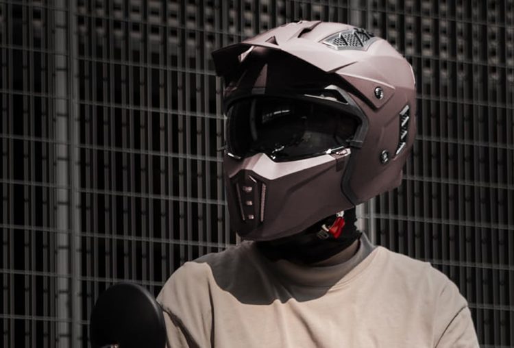 Casca de protectie trotinete cu viziera bronz mat