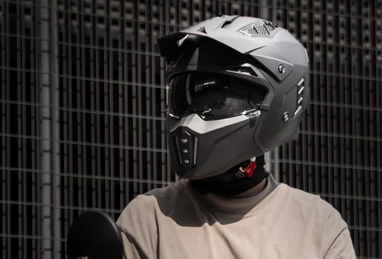 Casca de protectie trotinete cu viziera gri metalizat